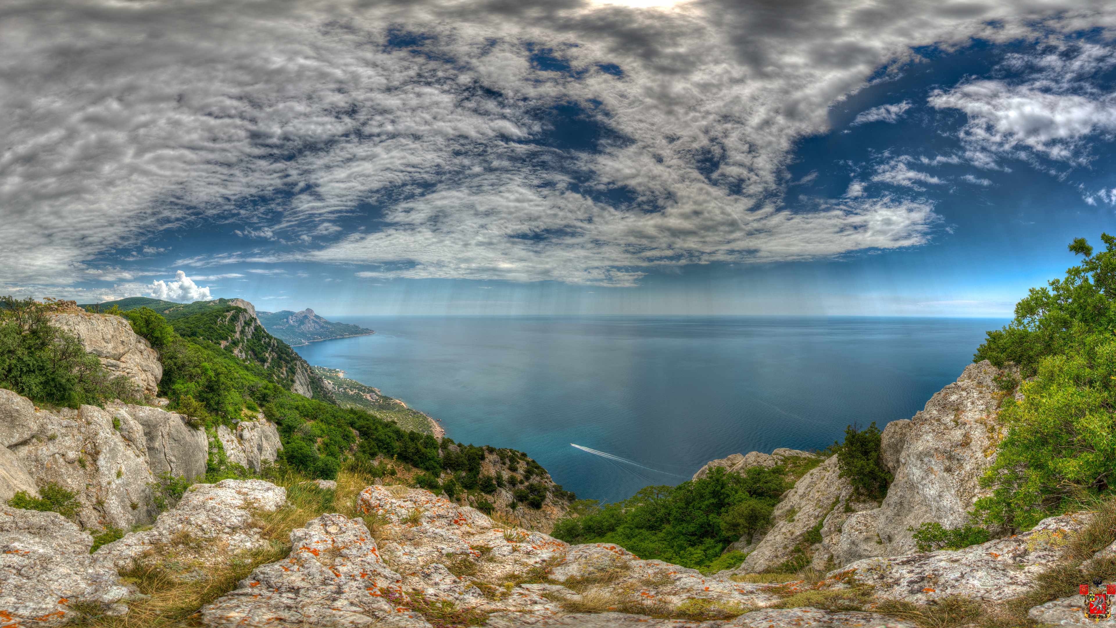 Вид на море с горного хребта